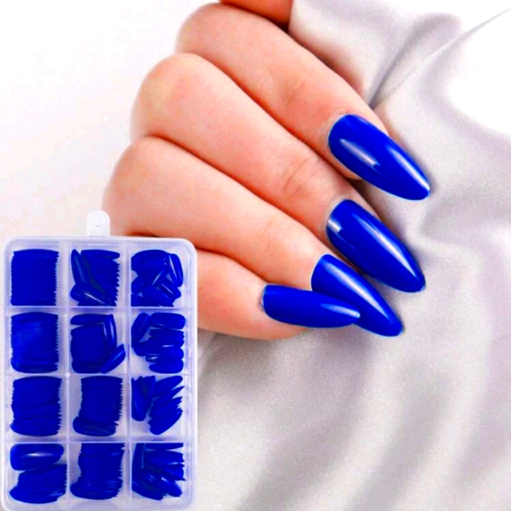 Blue nails oval and short